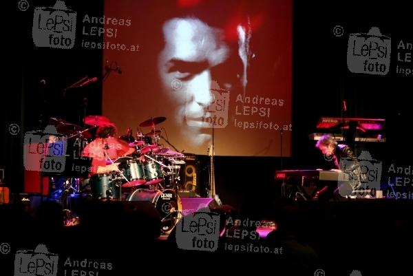 15.02.2014 |  Orpheum Wien |  Gedenk-Konzert zu Ehren des Falken, <br>im Bild:<br>Piano & Drums –live auf der Bühne