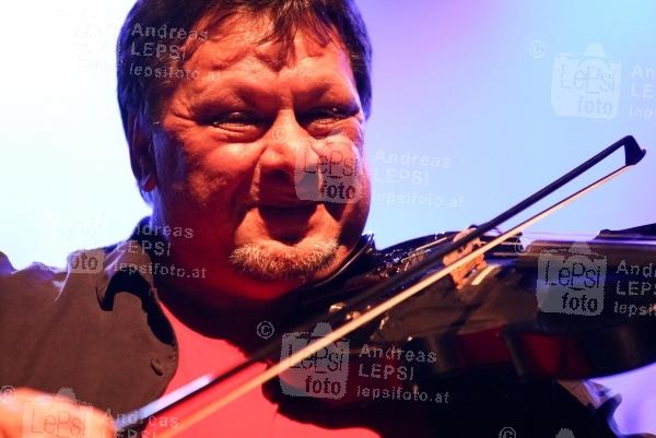 07.03.2014 |  Gasometer BA Halle |  Konzert, Planet Music<br>im Bild:<br> Zipflo Weinrich (Violine) -auf der Bühne, live