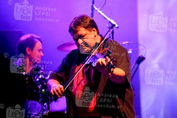 07.03.2014 |  Gasometer BA Halle |  Konzert, Planet Music<br>im Bild:<br> Zipflo Weinrich (Violine) -auf der Bühne, live