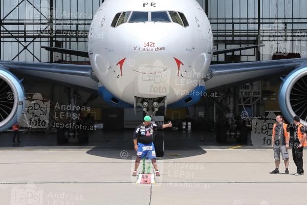 23.06.2014 |  VIE/Austrian Airline Hangar |  Weltrekord-Versuch f. Guinness World Records<br>Im Bild:<br> Franz M&uuml;llner - The Austrian Rock -im Versuch