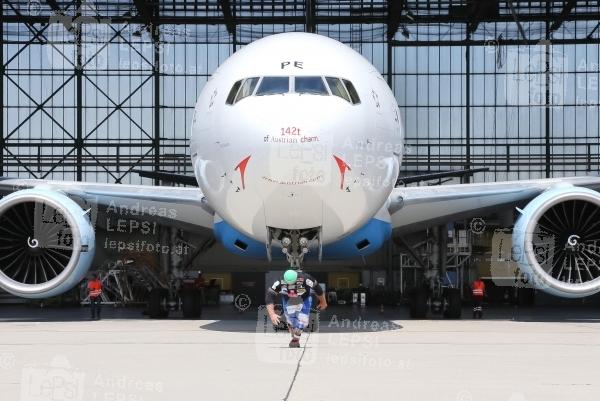 23.06.2014 |  VIE/Austrian Airline Hangar |  Weltrekord-Versuch f. Guinness World Records<br>Im Bild:<br> Franz M&uuml;llner - The Austrian Rock -im Versuch und zieht die Boeing 777