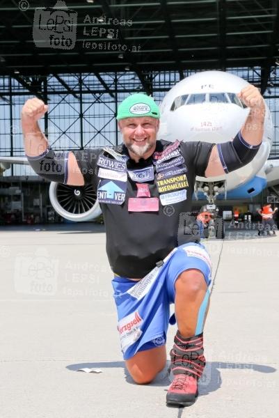 23.06.2014 |  VIE/Austrian Airline Hangar |  Weltrekord-Versuch f. Guinness World Records<br>Im Bild:<br> Franz M&uuml;llner - The Austrian Rock -feiert seinen neuen Weltrekord