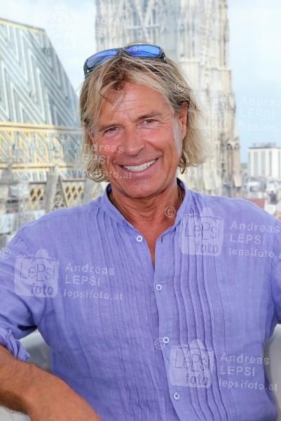 HANSI HINTERSEER in Wien 08.07.2014 |  Haas Haus |  Pressegespräch zum Auftritt 2014 Seebühne MÖRBISCH v. Show Factory | PR ComCat<br>Im Bild:<br> Hansi Hintersseer -Portrait, v d  Wiener Stephansdom