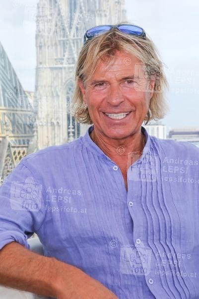 HANSI HINTERSEER in Wien 08.07.2014 |  Haas Haus |  Pressegespräch zum Auftritt 2014 Seebühne MÖRBISCH v. Show Factory | PR ComCat<br>Im Bild:<br> Hansi Hintersseer -Portrait, v d  Wiener Stephansdom