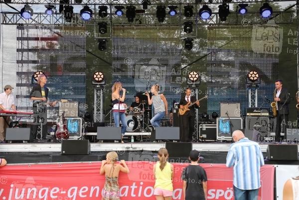 15.-16.08.2014 |  Alberner Hafen/Donau |  Simmeringer Musikfestival<br>Im Bild:<br> FREITAG, 15. AUGUST 2014:  Brigittenow -live, auf der B&uuml;hne -Backstage