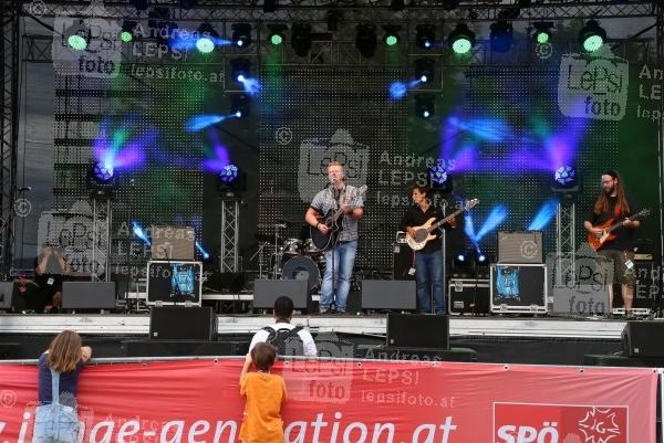 15.-16.08.2014 |  Alberner Hafen/Donau |  Simmeringer Musikfestival<br>Im Bild:<br> FREITAG, 15. AUGUST 2014: EhSchoDerrisch -live, auf der B&uuml;hne