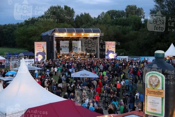 15.-16.08.2014 |  Alberner Hafen/Donau |  Simmeringer Musikfestival<br>Im Bild:<br> SAMSTAG, 16. AUGUST 2014: Besucher, Stimmung, &Uuml;bersicht - Vogel-Pespektive, Blue-Hour
