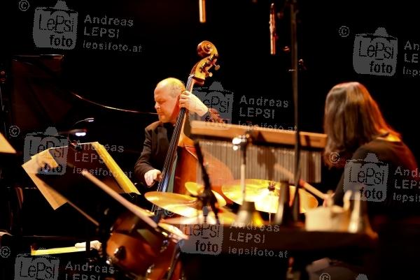 03.02.2015 |  Porgy & Bess |  Konzert u. Pr&auml;sentation d. neuen Album / Universal Music<br>im Bild:<br> Ingrid Oberkanins -Percussions, Hans Strasser -Bass, live auf der B&uuml;hne