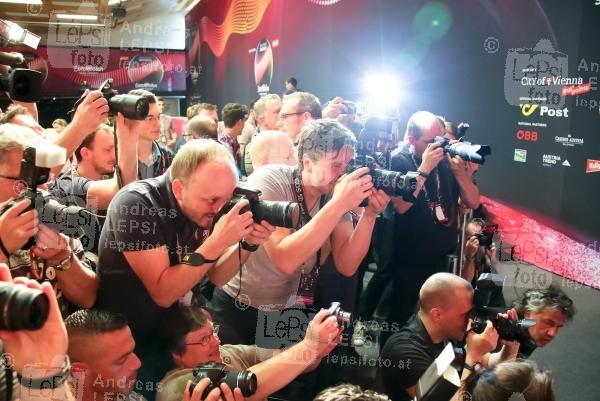 EUROVISION SONG CONTEST 2015 in WIEN 16.05.2015 | Wiener Stadthalle/ Medienzentrum/Presse-Lounge | veranstaltet v. EBU, ORF u. Stadt Wien<br>im Bild:<br> Logo-Branding, Stimmung, Fotografen u. Tv-Teams