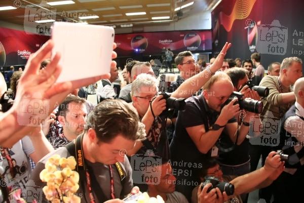 EUROVISION SONG CONTEST 2015 in WIEN 16.05.2015 | Wiener Stadthalle/ Medienzentrum/Presse-Lounge | veranstaltet v. EBU, ORF u. Stadt Wien<br>im Bild:<br> Logo-Branding, Stimmung, Fotografen u. Tv-Teams