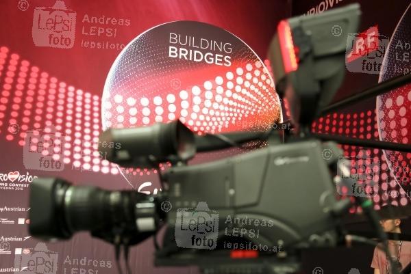 EUROVISION SONG CONTEST 2015 in WIEN 16.05.2015 | Wiener Stadthalle/ Medienzentrum/Presse-Lounge | veranstaltet v. EBU, ORF u. Stadt Wien<br>im Bild:<br> Logo-Branding, Stimmung, Fotografen u. Tv-Teams