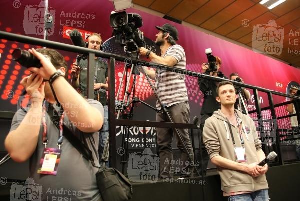 EUROVISION SONG CONTEST 2015 in WIEN 16.05.2015 | Wiener Stadthalle/ Medienzentrum/Presse-Lounge | veranstaltet v. EBU, ORF u. Stadt Wien<br>im Bild:<br> Logo-Branding, Stimmung, Fotografen u. Tv-Teams
