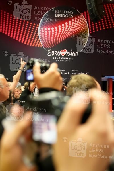 EUROVISION SONG CONTEST 2015 in WIEN 16.05.2015 | Wiener Stadthalle/ Medienzentrum/Presse-Lounge | veranstaltet v. EBU, ORF u. Stadt Wien<br>im Bild:<br> Logo-Branding, Stimmung, Fotografen u. Tv-Teams