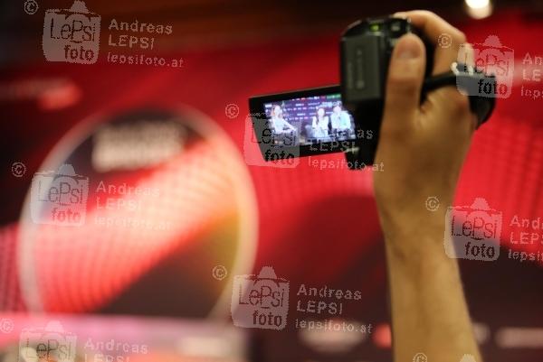 EUROVISION SONG CONTEST 2015 in WIEN 16.05.2015 | Wiener Stadthalle/ Medienzentrum/Presse-Lounge | veranstaltet v. EBU, ORF u. Stadt Wien<br>im Bild:<br> Logo-Branding, Stimmung, Fotografen u. Tv-Teams