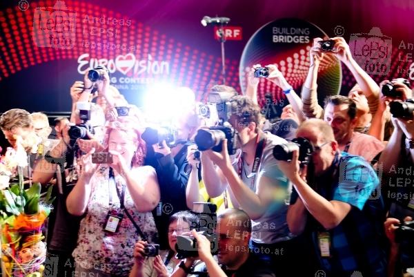 EUROVISION SONG CONTEST 2015 in WIEN 16.05.2015 | Wiener Stadthalle/ Medienzentrum/Presse-Lounge | veranstaltet v. EBU, ORF u. Stadt Wien<br>im Bild:<br> Logo-Branding, Stimmung, Fotografen u. Tv-Teams