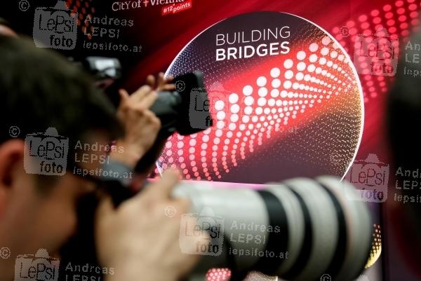 EUROVISION SONG CONTEST 2015 in WIEN 16.05.2015 | Wiener Stadthalle/ Medienzentrum/Presse-Lounge | veranstaltet v. EBU, ORF u. Stadt Wien<br>im Bild:<br> Logo-Branding, Stimmung, Fotografen u. Tv-Teams