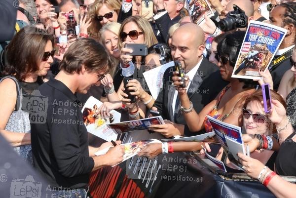 23.07.2015 |  Wiener Staatsoper |  erste Weltpremiere dieser Gr&ouml;&szlig;enordnung in Wien <br>im Bild:<br> Tom Cruise -mit Fans, posiert f&uuml;r Selfie, schreibt Autogramme