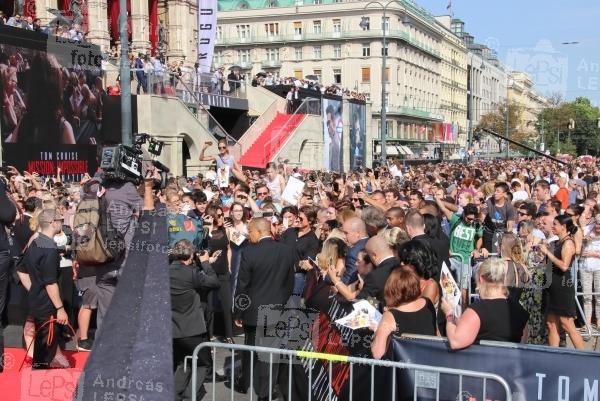 23.07.2015 |  Wiener Staatsoper |  erste Weltpremiere dieser Gr&ouml;&szlig;enordnung in Wien <br>im Bild:<br> Tom Cruise -mit Fans, posiert f&uuml;r Selfie, schreibt Autogramme