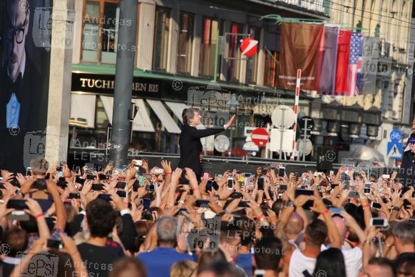23.07.2015 |  Wiener Staatsoper |  erste Weltpremiere dieser Gr&ouml;&szlig;enordnung in Wien <br>im Bild:<br> Tom Cruise -in der Menge der Fans