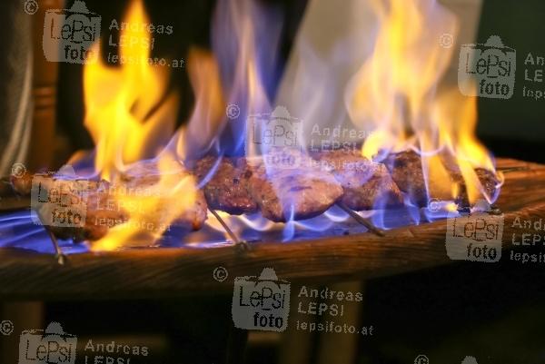 14.12.2015 |  Restaurant Beograd |  die lustige u. musikalische Weihnachtsfeier<br>im Bild:<br> Fleisch-Schwert am Grill im Feuer