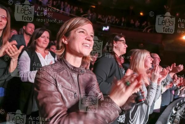 24.03.2016 |  Raimund Theater |  Oster-Premiere d. Vereinigte B&uuml;hnen Wien<br>im Bild:<br> Caroline Vasicek -im Publikum