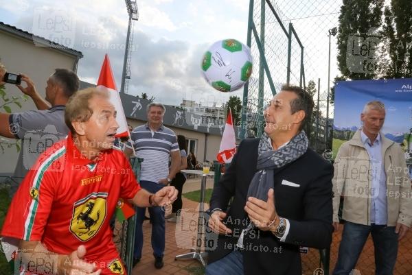 EM 2016 Warm Up Party 01.06.2016 | Kadletz Grillhaus | zur kommenden Fussballeuropameisterschaft 2016<br>im Bild:<br> Heribert Kasper, Heinz Christian HC Strache -Fußball begabt
