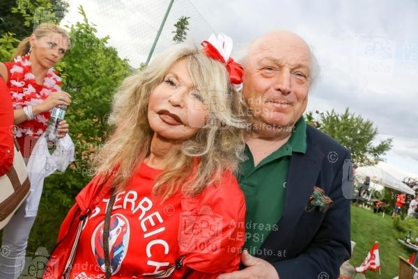 EM 2016 Warm Up Party 01.06.2016 | Kadletz Grillhaus | zur kommenden Fussballeuropameisterschaft 2016<br>im Bild:<br> Jeannine Schiller -mit Gatte Friedrich