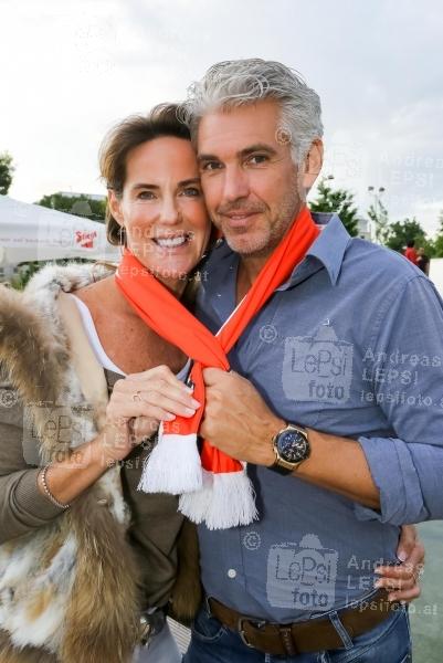 EM 2016 Warm Up Party 01.06.2016 | Kadletz Grillhaus | zur kommenden Fussballeuropameisterschaft 2016<br>im Bild:<br> Kathi Stumpf -mit Freund Alexander Beza