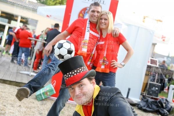 EM 2016 Warm Up Party 01.06.2016 | Kadletz Grillhaus | zur kommenden Fussballeuropameisterschaft 2016<br>im Bild:<br> Alexander Ribisch, Schoko Michi Reimer