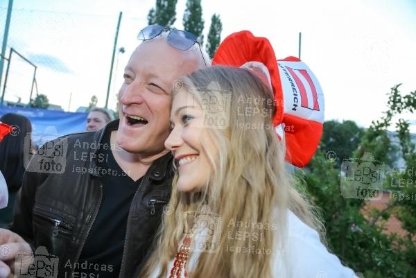 EM 2016 Warm Up Party 01.06.2016 | Kadletz Grillhaus | zur kommenden Fussballeuropameisterschaft 2016<br>im Bild:<br> Gary Howard, Sandra Raunig
