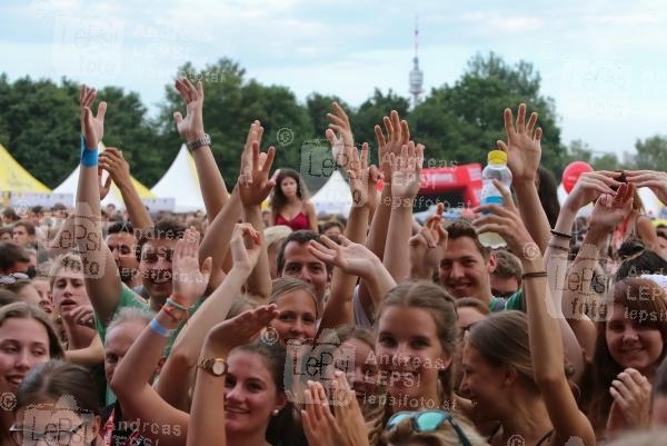 24.-26.06.2016 |  Donauinsel – Neue Donau |  33. Donauinselfest, Musik Festival<br>im Bild:<br> So, 26.6: &Ouml;3 Festb&uuml;hne, Publikum, Stimmung