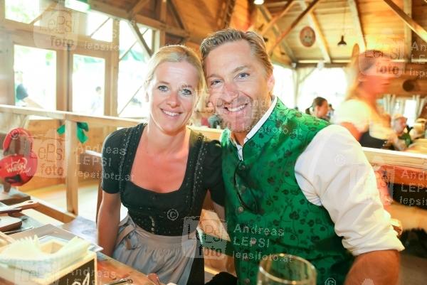 22.09.2016 |  Wiener Prater/Kaiserwiese |  Oktoberfest in Wien<br>im Bild:<br> Hans Knauss -mit Gattin Barbara