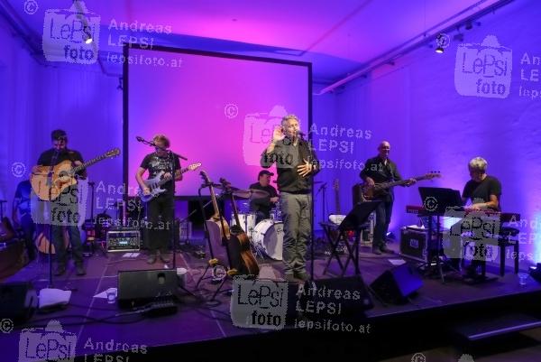 04.10.2016 |   Gartenpalais Schönborn |  Pr&auml;sentation des neuen Album<br>im Bild:<br> Rainhard Fendrich u. Band -live a d B&uuml;hne