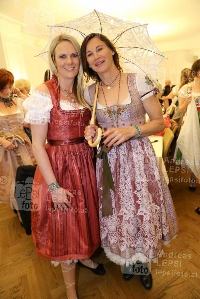 03.04.2017 |  Parkhotel Schönbrunn | gro&szlig;e Mode-Charity in Wien<br>im Bild:<br>Niki Hosp, Katharina Gutensohn -bei d Anprobe