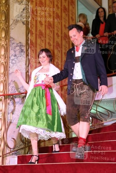 03.04.2017 |  Parkhotel Schönbrunn | gro&szlig;e Mode-Charity in Wien<br>im Bild:<br>Martin Oberhauser, Nina Blum -a d Laufsteg