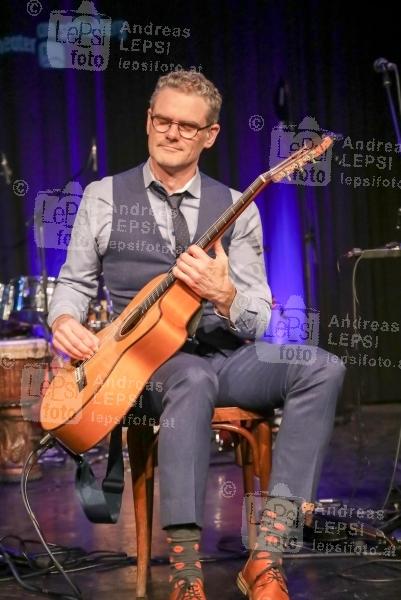 JESSE COOK - Beyond Borders 19.11.2018 | Theater am Spittelberg | Erstmals mit seinem neuen Album in Wien<br>im Bild:<br> Jesse Cook u. Band -a d Bühne
