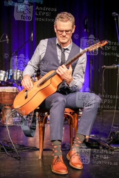 JESSE COOK - Beyond Borders 19.11.2018 | Theater am Spittelberg | Erstmals mit seinem neuen Album in Wien<br>im Bild:<br> Jesse Cook u. Band -a d Bühne