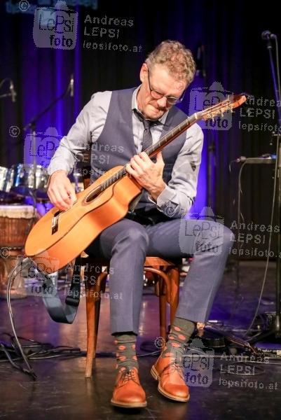 JESSE COOK - Beyond Borders 19.11.2018 | Theater am Spittelberg | Erstmals mit seinem neuen Album in Wien<br>im Bild:<br> Jesse Cook u. Band -a d Bühne