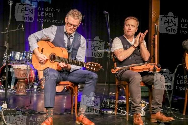 JESSE COOK - Beyond Borders 19.11.2018 | Theater am Spittelberg | Erstmals mit seinem neuen Album in Wien<br>im Bild:<br> Jesse Cook u. Band -a d Bühne