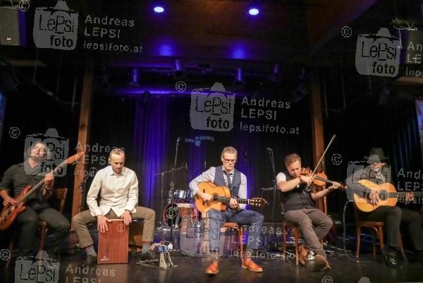 JESSE COOK - Beyond Borders 19.11.2018 | Theater am Spittelberg | Erstmals mit seinem neuen Album in Wien<br>im Bild:<br> Jesse Cook u. Band -a d Bühne