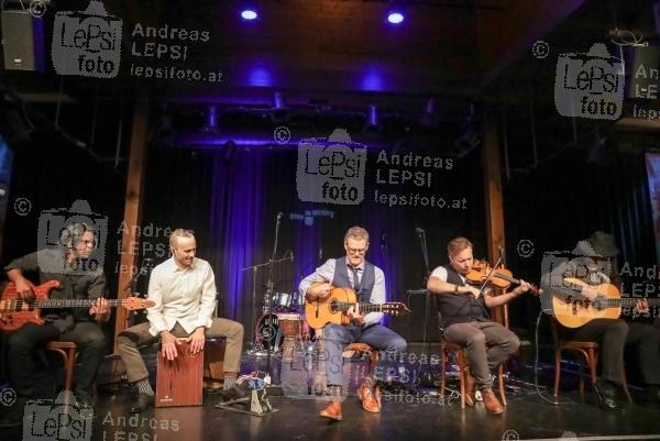 JESSE COOK - Beyond Borders 19.11.2018 | Theater am Spittelberg | Erstmals mit seinem neuen Album in Wien<br>im Bild:<br> Jesse Cook u. Band -a d Bühne