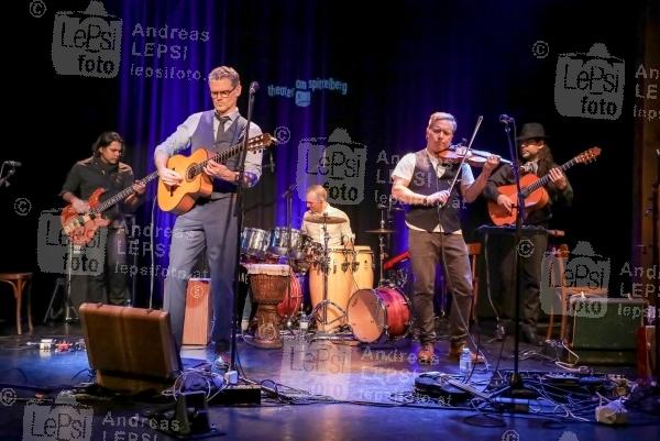 JESSE COOK - Beyond Borders 19.11.2018 | Theater am Spittelberg | Erstmals mit seinem neuen Album in Wien<br>im Bild:<br> Jesse Cook u. Band -a d Bühne