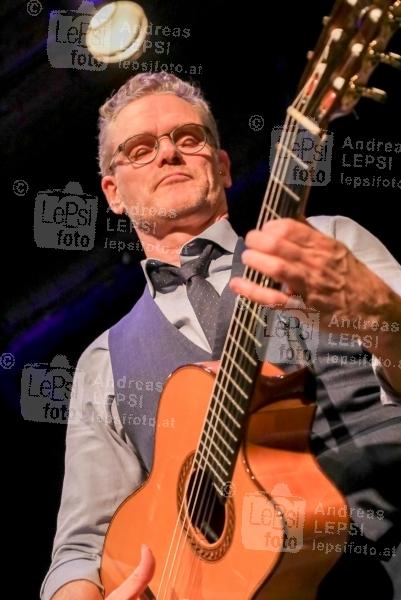 JESSE COOK - Beyond Borders 19.11.2018 | Theater am Spittelberg | Erstmals mit seinem neuen Album in Wien<br>im Bild:<br> Jesse Cook u. Band -a d Bühne