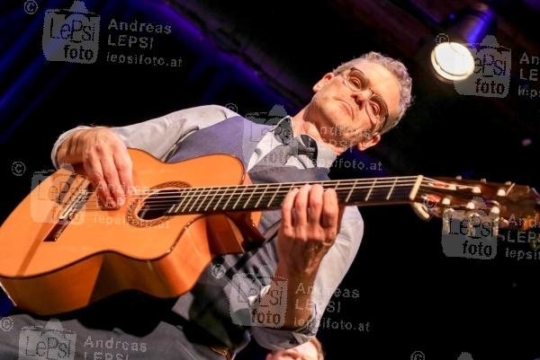 JESSE COOK - Beyond Borders 19.11.2018 | Theater am Spittelberg | Erstmals mit seinem neuen Album in Wien<br>im Bild:<br> Jesse Cook u. Band -a d Bühne