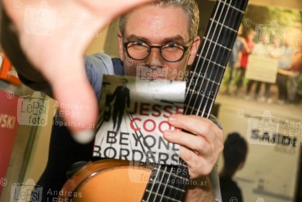 JESSE COOK - Beyond Borders 19.11.2018 | Theater am Spittelberg | Erstmals mit seinem neuen Album in Wien<br>im Bild:<br> Jesse Cook -Backstage m neuer CD