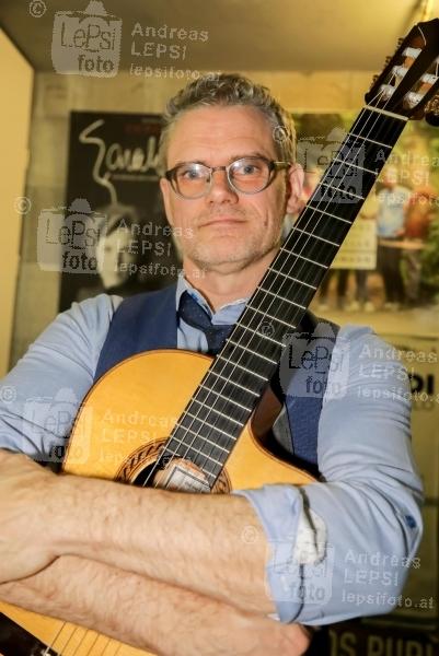 JESSE COOK - Beyond Borders 19.11.2018 | Theater am Spittelberg | Erstmals mit seinem neuen Album in Wien<br>im Bild:<br> Jesse Cook -Portrait, Backstage