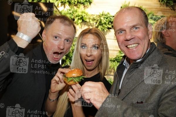 LE BURGER - VIP-Opening 08.01.2019 |  Rotenturmstraße |  Eröffnung eines exklusives Burger-Restaurant<br>im Bild:<br> Alex List, Yvonne Rueff, Peter Dobcak -Gastro-Obmann,