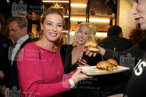 LE BURGER - VIP-Opening 08.01.2019 |  Rotenturmstraße |  Eröffnung eines exklusives Burger-Restaurant<br>im Bild:<br> Christine Reiler, Kathrin Menzinger,