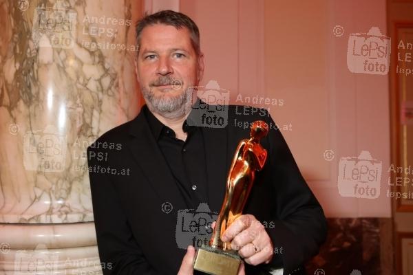 13.04.2019 |  Wiener Hofburg |  Gala-Verleihung des Fernseh-Preises von ORF u. KURIER<br>im Bild:<br> Andreas Prochaska, -mit d Award,