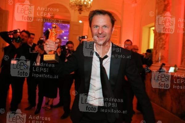 13.04.2019 |  Wiener Hofburg |  Gala-Verleihung des Fernseh-Preises von ORF u. KURIER<br>im Bild:<br> Philipp Hochmair, -mit d Award,